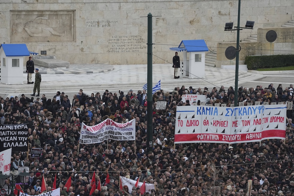 La manifestazione davanti al parlamento greco, ad Atene lo scorso il 28 febbraio, a due anni dal disastro ferroviario di Tempes