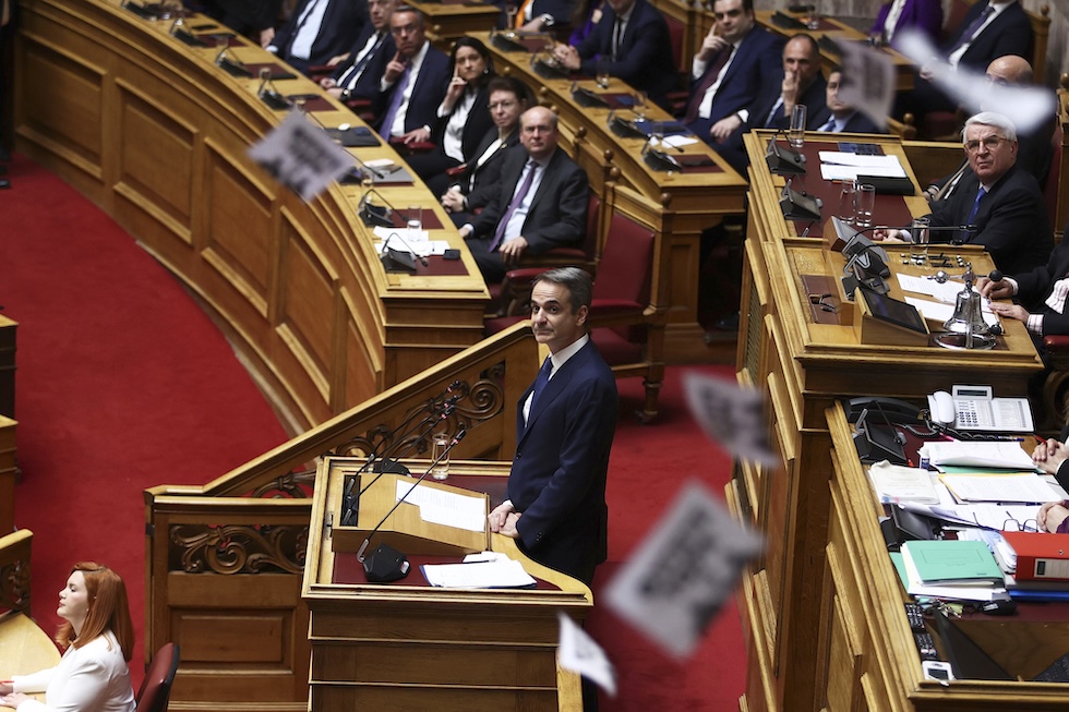Kyriakos Mitsotakis in parlamento durante la sessione in cui era stata votata la mozione di sfiducia, il 7 marzo