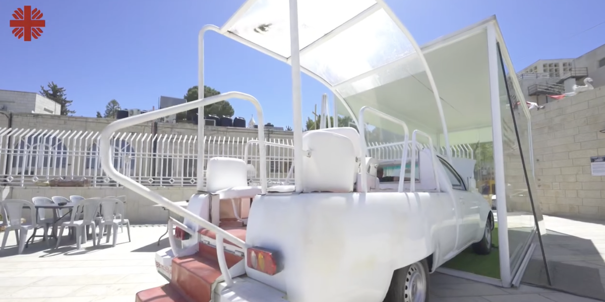 La papamobile prima di diventare un'unità sanitaria mobile, in un video pubblicato dalla Caritas di Gerusalemme (@caritasjerusalem/Instagram)