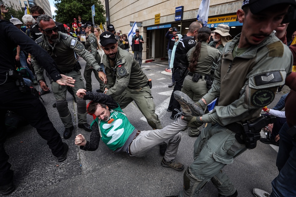 La polizia arresta un manifestante durante una protesta contro Netanyahu a Gerusalemme, il 5 maggio