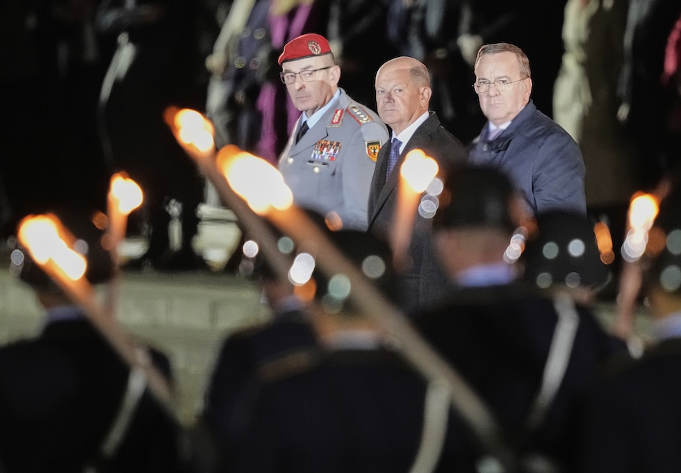 Boris Pistorius, insieme a Scholz, durante la cerimonia di saluto militare al cancelliere, il 5 maggio a Berlino