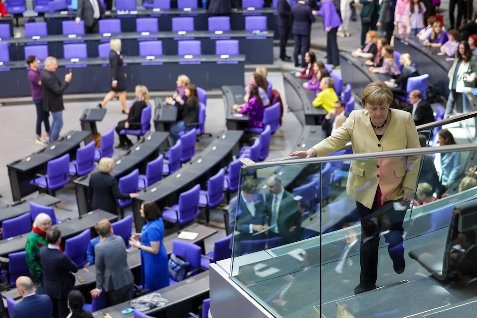 L'ex cancelliera Angela Merkel prende posto tra il pubblico 