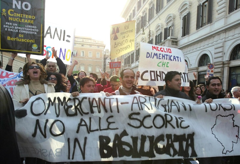 La protesta organizzata a Roma contro la costruzione del deposito nazionale di scorie nucleari a Scanzano Jonico