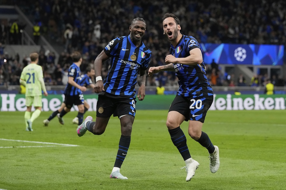 Il centrocampista dell'Inter Hakan Calhanoglu (a destra) festeggia dopo aver segnato il rigore del 2-0, 6 maggio 2025 (AP Photo/Luca Bruno)