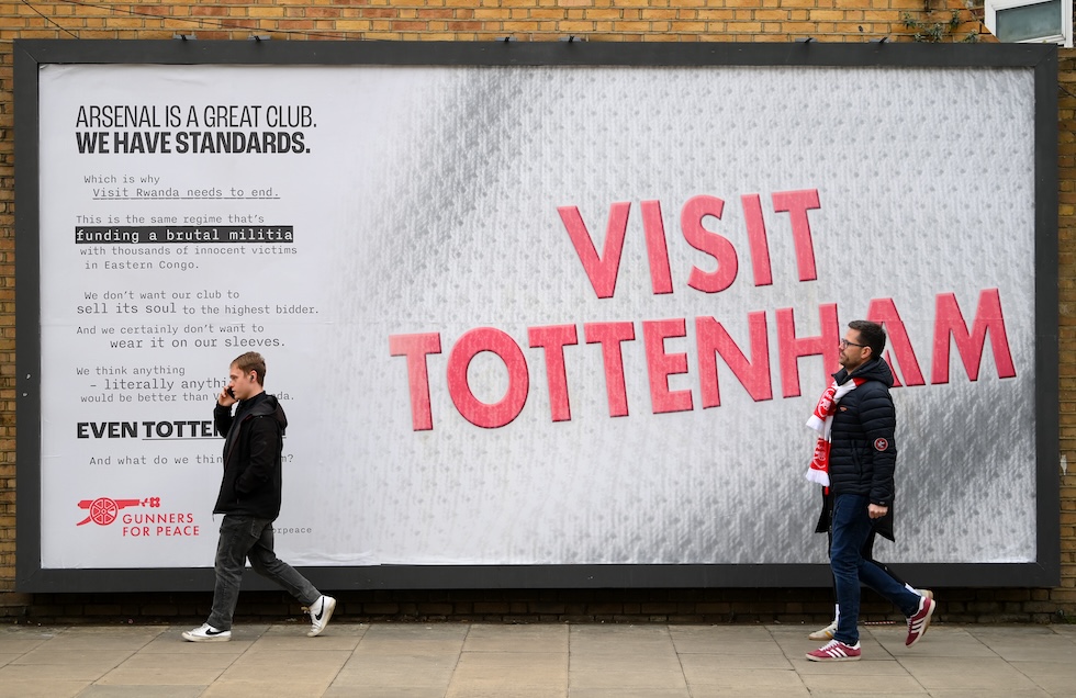 Il cartellone pubblicitario dei Gunners for Peace con scritto "Visit Tottenham", 23 aprile 2025 (Justin Setterfield/Getty Images)