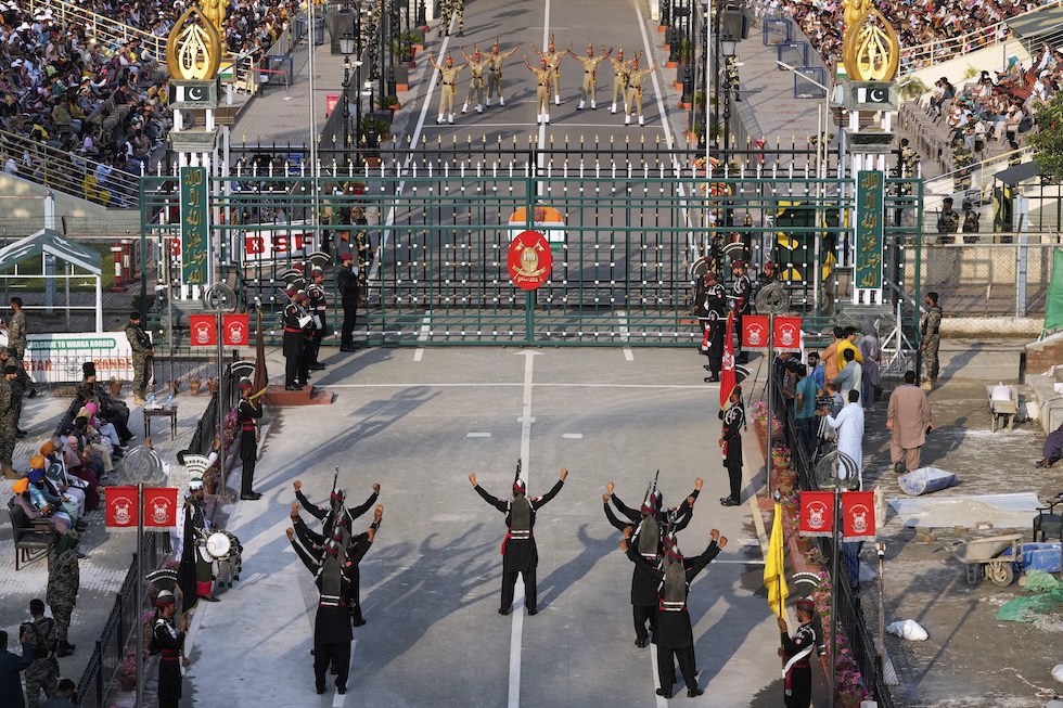 La parata dei soldati indiani e pakistani durante la cerimonia giornaliera di chiusura del confine, al varco di Wagah, il 5 maggio
