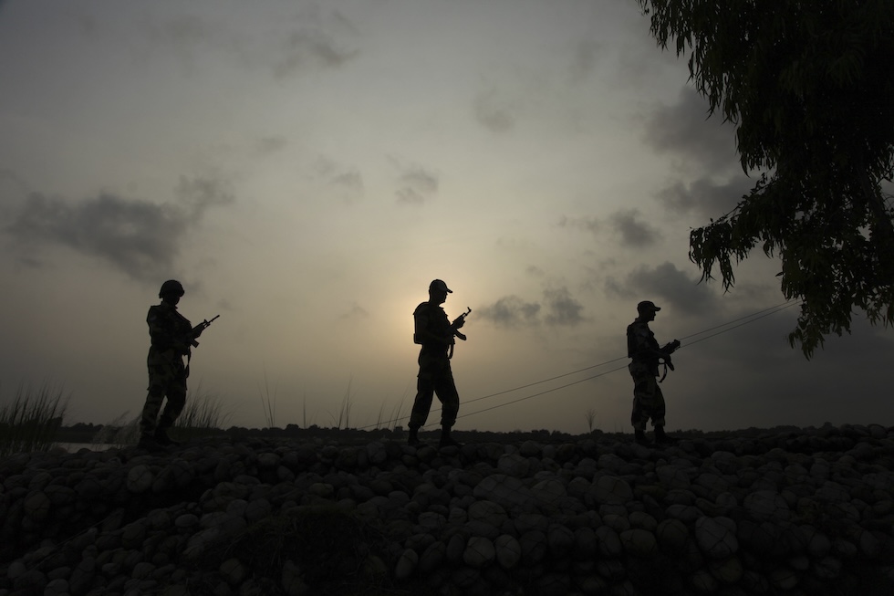 Soldati indiani pattugliano il confine col Pakistan sul lato indiano, nella regione del Jammu e Kashmir