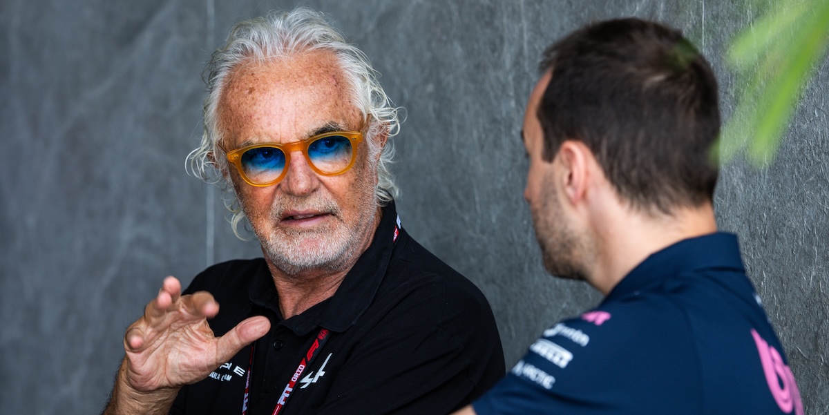 L'imprenditore Flavio Briatore parla con l'ex team principal Oliver Oakes durante il Gran Premio d'Arabia Saudita a Jeddah, 19 aprile 2025 (Kym Illman/Getty Images)