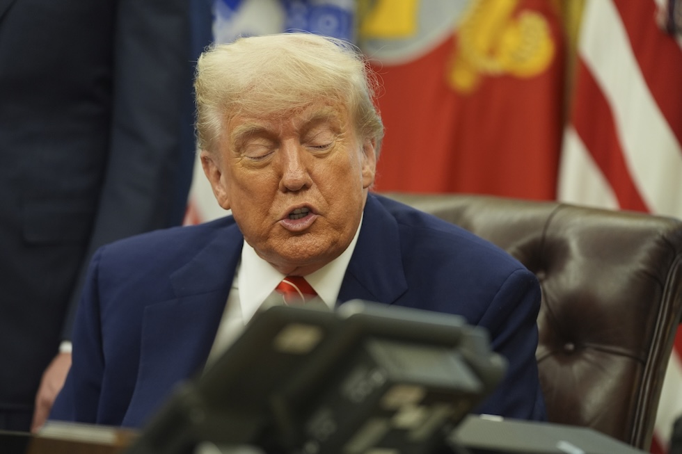 Donald Trump al telefono con Starmer durante la conferenza stampa dell'8 maggio