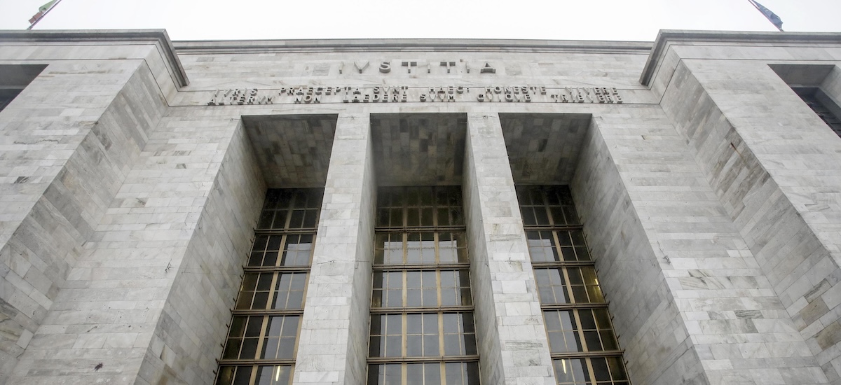 Facciata del palazzo di giustizia di Milano