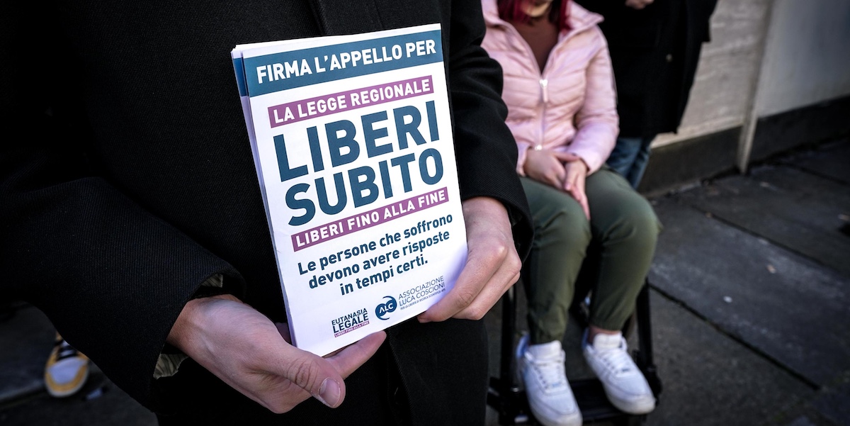 Un manifesto della campagna per chiedere l'approvazione di una legge sul suicidio assistito in Piemonte (ANSA/TINO ROMANO)