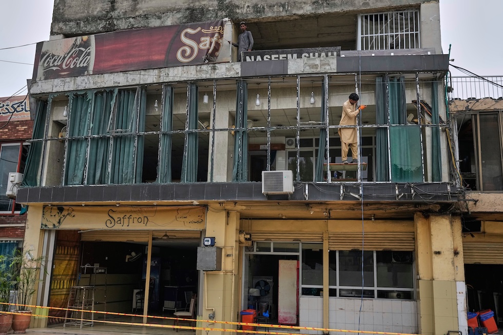 Un edificio che secondo le autorità pakistane è stato danneggiato da un drone indiano, a Rawalpindi, il 9 maggio 