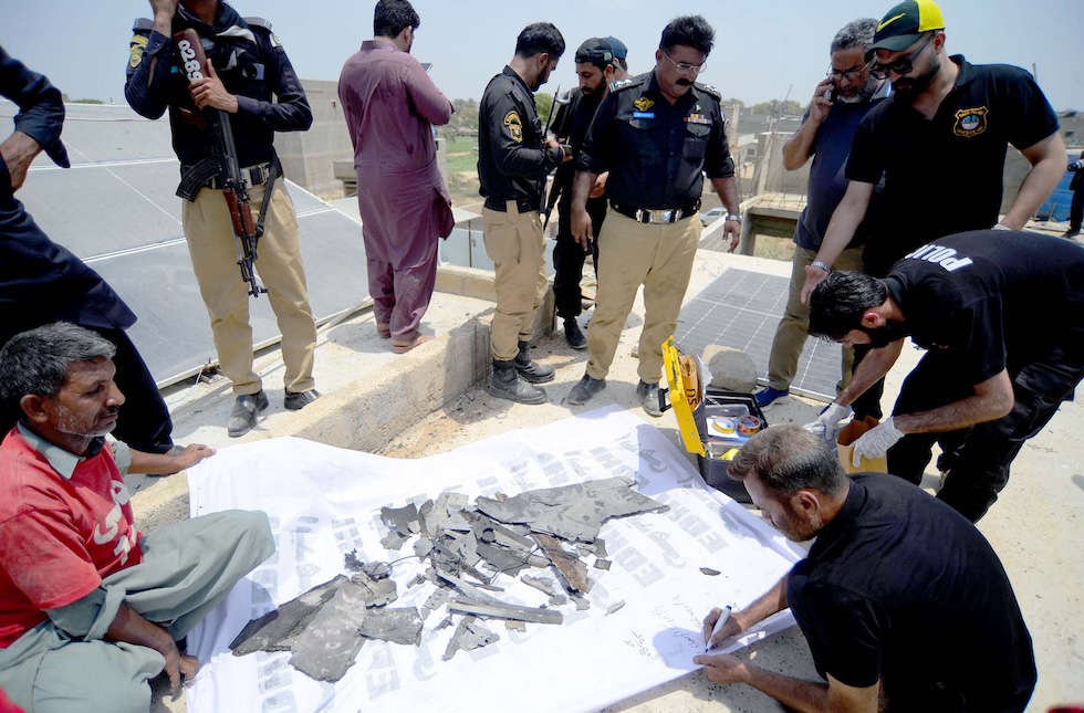 Soldati pakistani esaminano i frammenti di quello che ritengono un drone indiano, a Karachi, l'8 maggio