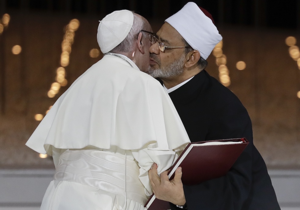 Papa Francesco abbraccia il grande Imam di Al Azhar Ahmad al Tayyib