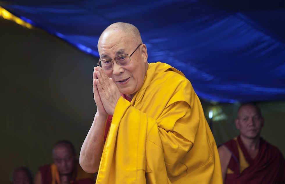 Il Dalai Lama congiunge le mani in segno di saluto