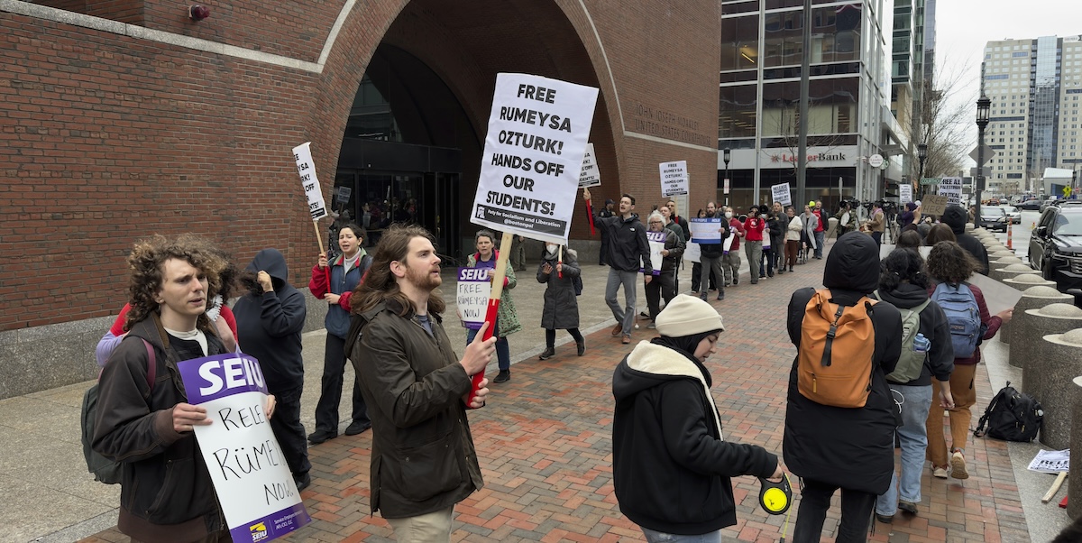 Una manifestazione di protesta per chiedere la liberazione di Rumeysa Ozturk a Boston, 3 aprile 2025 (AP Photo/Rodrique Ngowi)