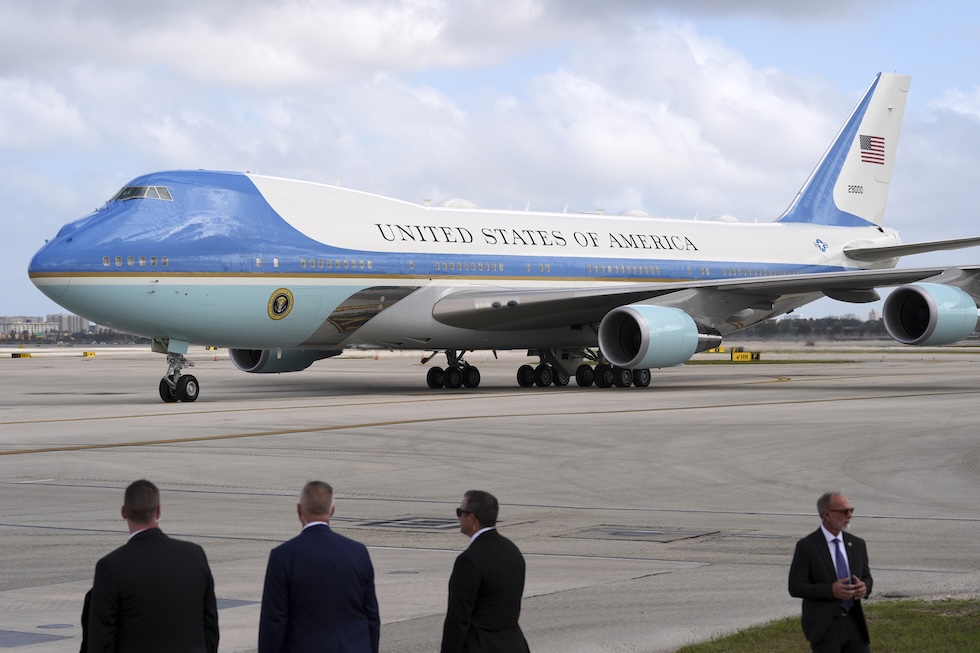 L'Air Force One all'aeroporto internazionale di Miami, il 3 aprile (AP Photo/Rebecca Blackwell)