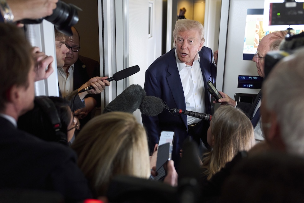 Trump parla con i giornalisti in volo sull'Air Force One per il funerale di papa Francesco, lo scorso 25 aprile (AP Photo/Evan Vucci)