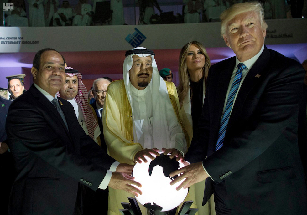 Un viaggio di Trump in Arabia Saudita nel 2017, con il presidente dell'Egitto Abdel Fattah al Sisi (a sinistra) e il re saudita Salman (al centro)