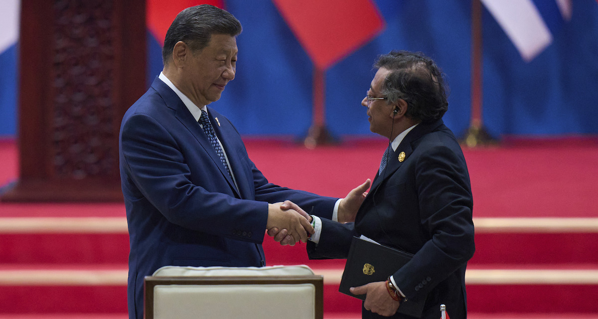 Il presidente cinese Xi Jinping e quello colombiano Gustavo Petro a Pechino il 13 maggio 2025