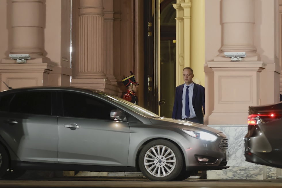 Manuel Adorni fuori dalla Casa Rosada, lo scorso aprile