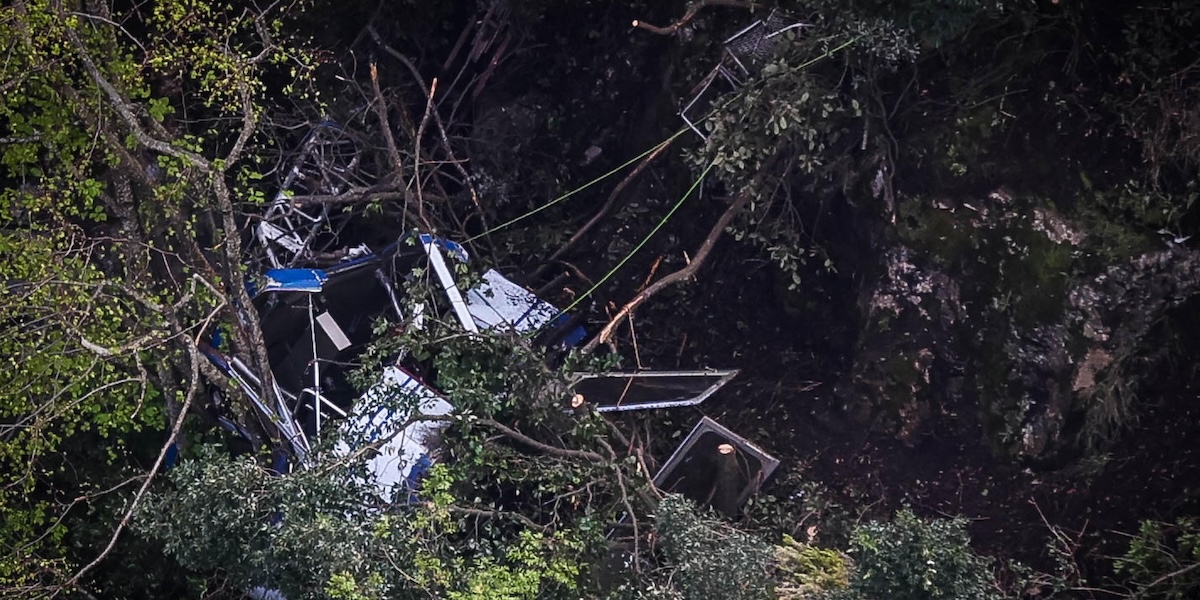 I rottami della cabina della funivia del Monte Faito, caduta il 17 aprile