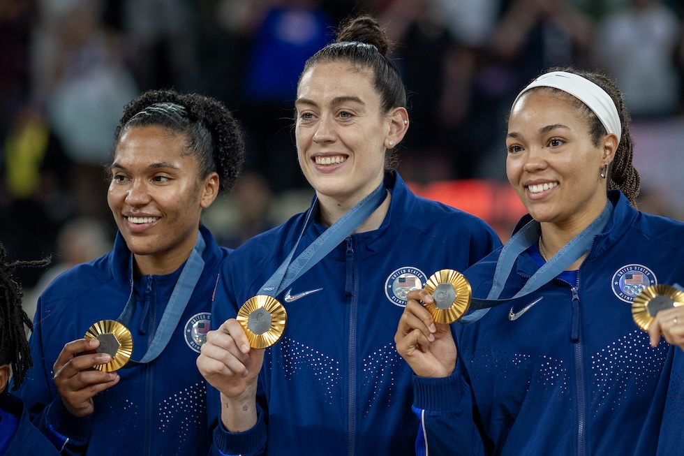 Le cestiste statunitensi Breanna Stewart (centro) e Napheesa Collier (destra) dopo aver vinto la medaglia d'oro con gli Stati Uniti alle Olimpiadi di Parigi, 11 agosto 2024 (Tim Clayton/Corbis via Getty Images)