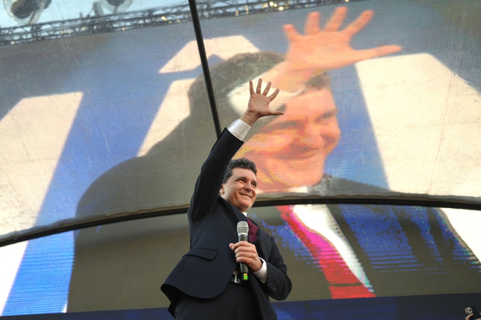 Nicușor Dan durante un comizio a Bucarest, l'11 maggio