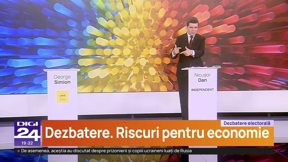 Nicușor Dan a fianco del podio vuoto di George Simion durante uno dei comizi saltati dal candidato di AUR