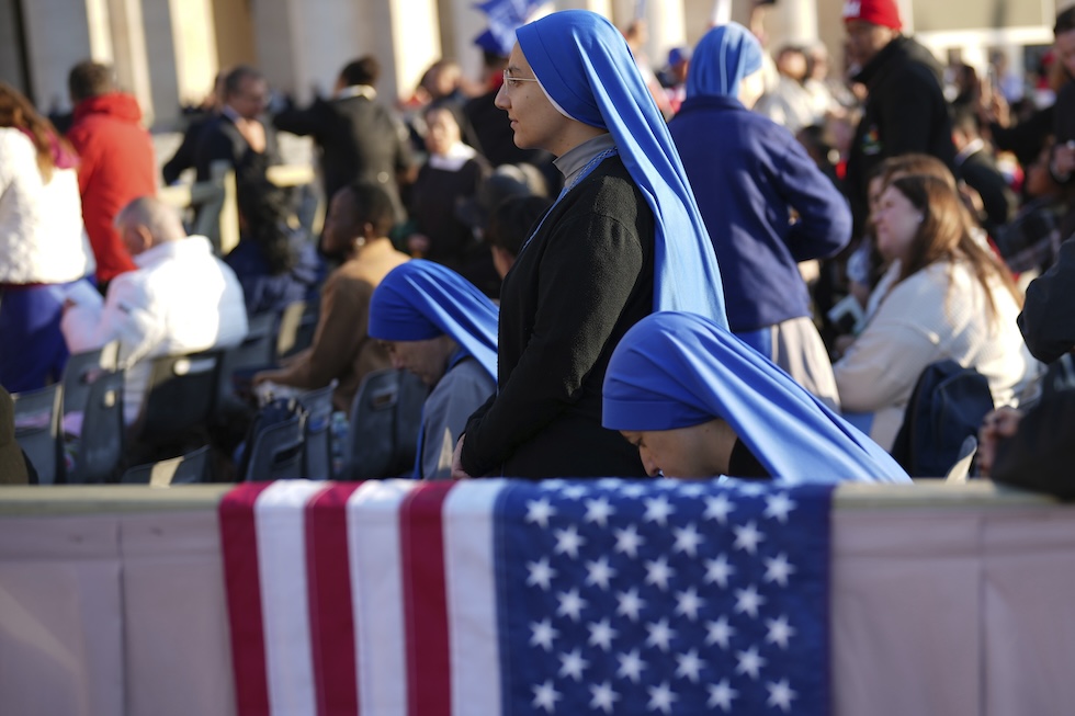 Alcune suore in attesa della prima messa di papa Leone XIV, in piazza San Pietro (AP Photo/Andrew Medichini)