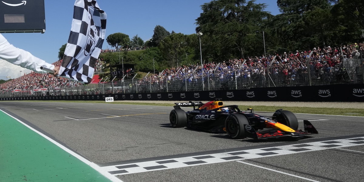 Max Verstappen della Red Bull mentre vince il Gran Premio sul circuito di Imola