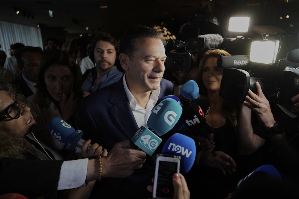 Luís Montenegro parla coi giornalisti nella sede del suo partito, la sera del 18 maggio