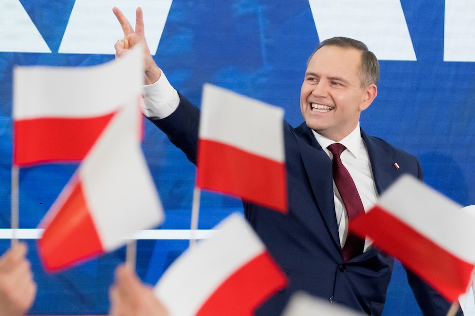 Il candidato di Diritto e Giustizia, Karol Nawrocki, festeggia dopo la diffusione degli exit poll, il 18 maggio a Gdansk 