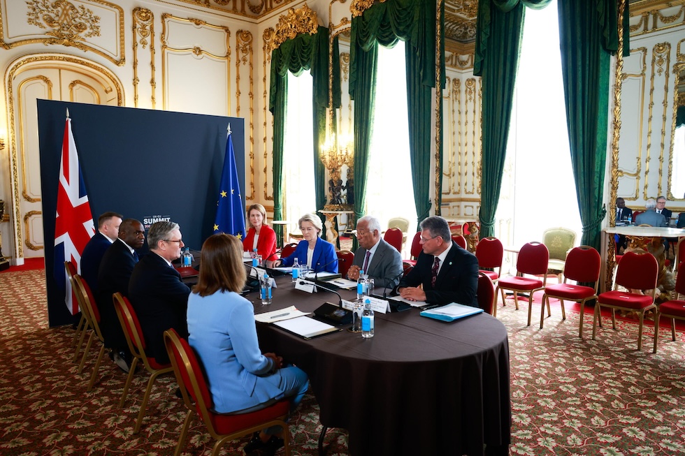 La delegazione britannica e quella dell’Unione Europea, il 19 maggio a Lancaster House