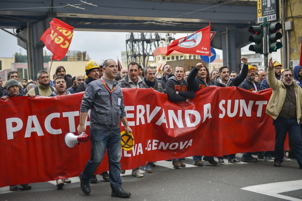 Gli operai dell'ILVA di Cornigliano durante un corteo nel 2016