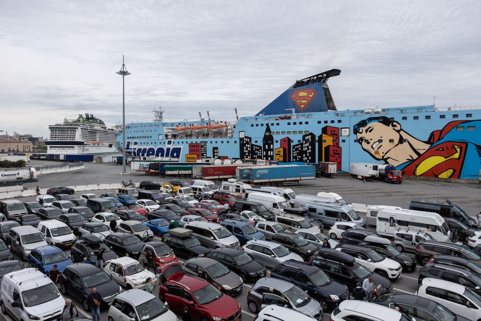 Auto attendono di essere imbarcate su un traghetto al porto di Genova