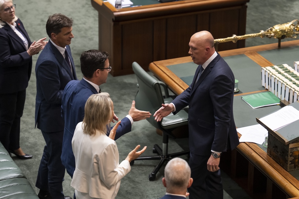 David Littleproud stringe la mano all'allora leader dei Liberali, Peter Dutton, in parlamento, nell'ottobre del 2022