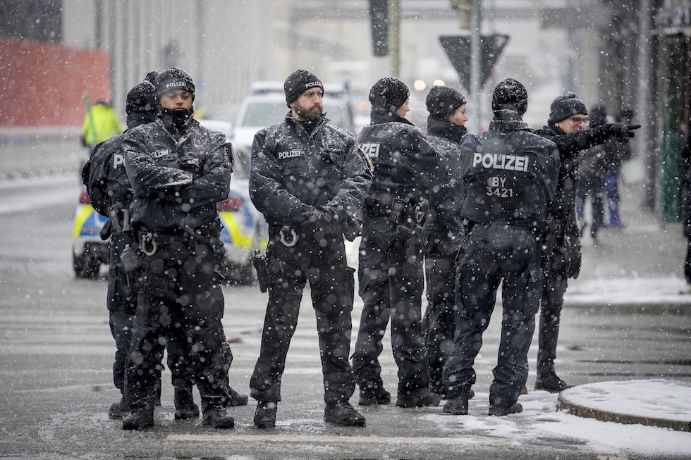 Agenti della polizia tedesca a Monaco di Baviera, sulla scena dell'attacco dello scorso 14 febbraio