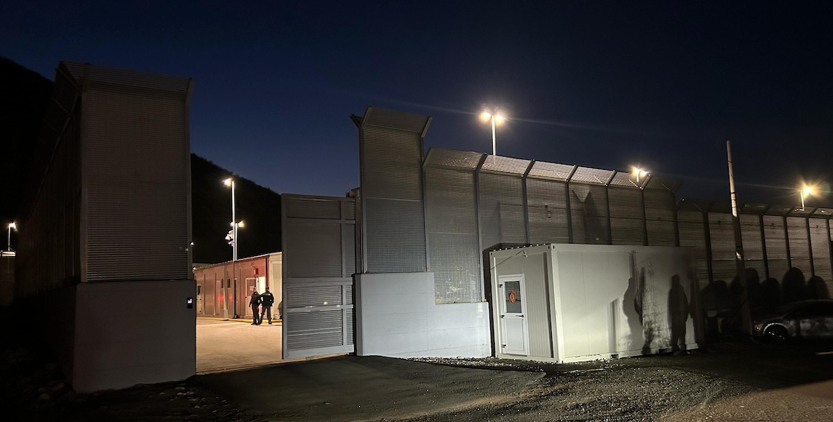 Il centro per persone migranti a Gjader (ANSA/Domenico Palesse)