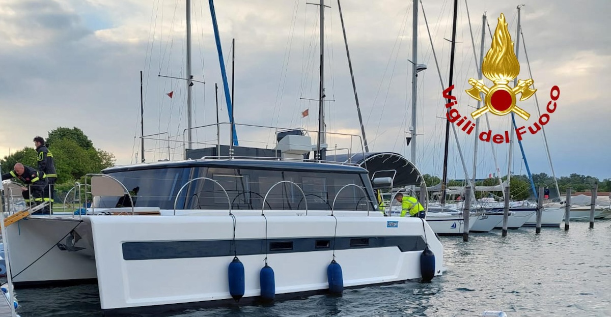Il catamarano da cui era caduta Anna Chiti (ANSA / UFFICIO STAMPA VIGILI DEL FUOCO)