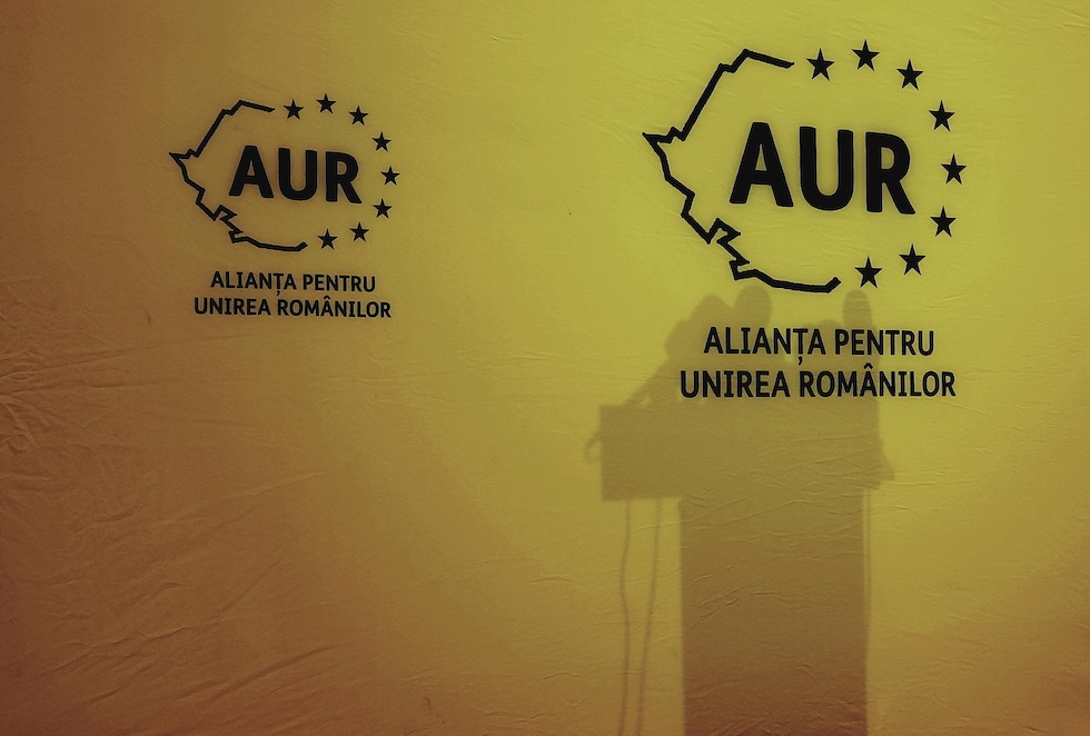 Il fondale di una conferenza stampa di AUR, il partito di Simion, il 20 maggio