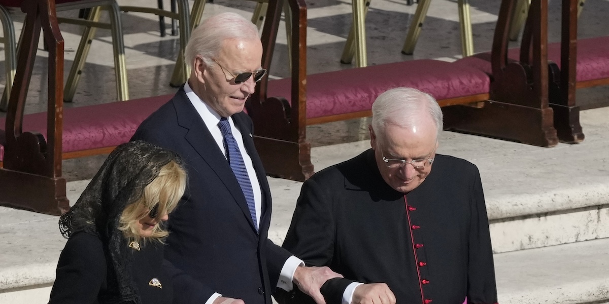 Joe Biden, al centro, ai funerali di papa Francesco, il 26 aprile (AP Photo/Gregorio Borgia)