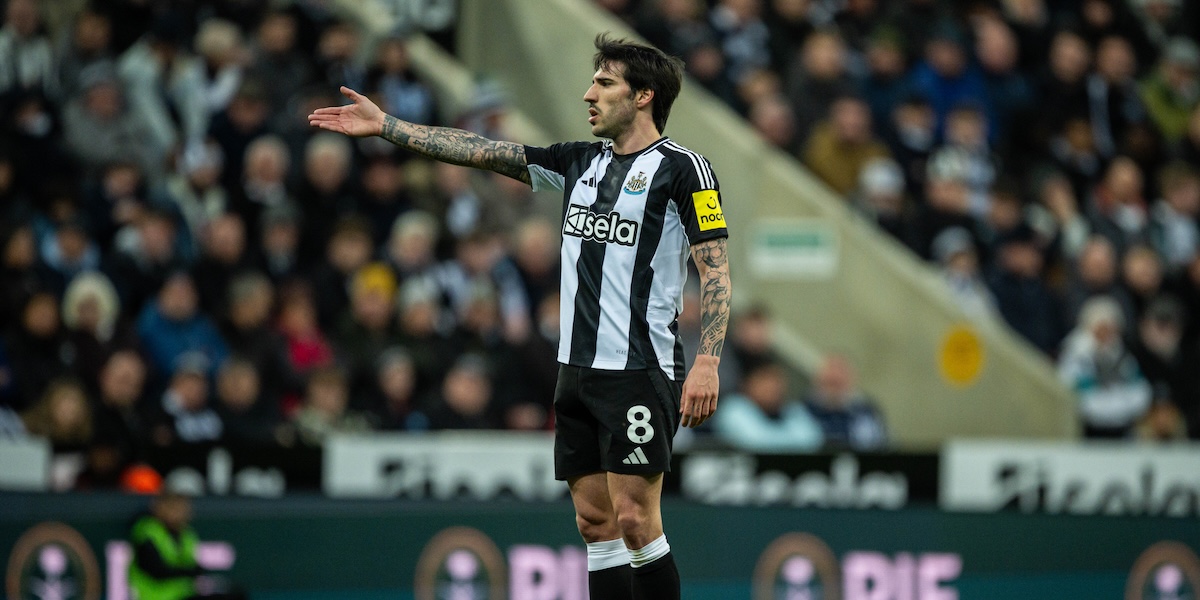 Sandro Tonali in una partita del Newcastle (Sebastian Frej/MB Media/Getty Images)