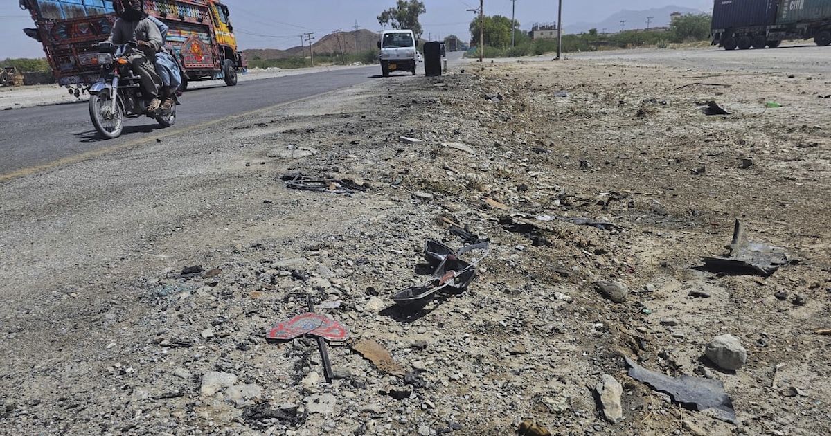 Il luogo dell'attentato di Khuzdar (AP Photo)