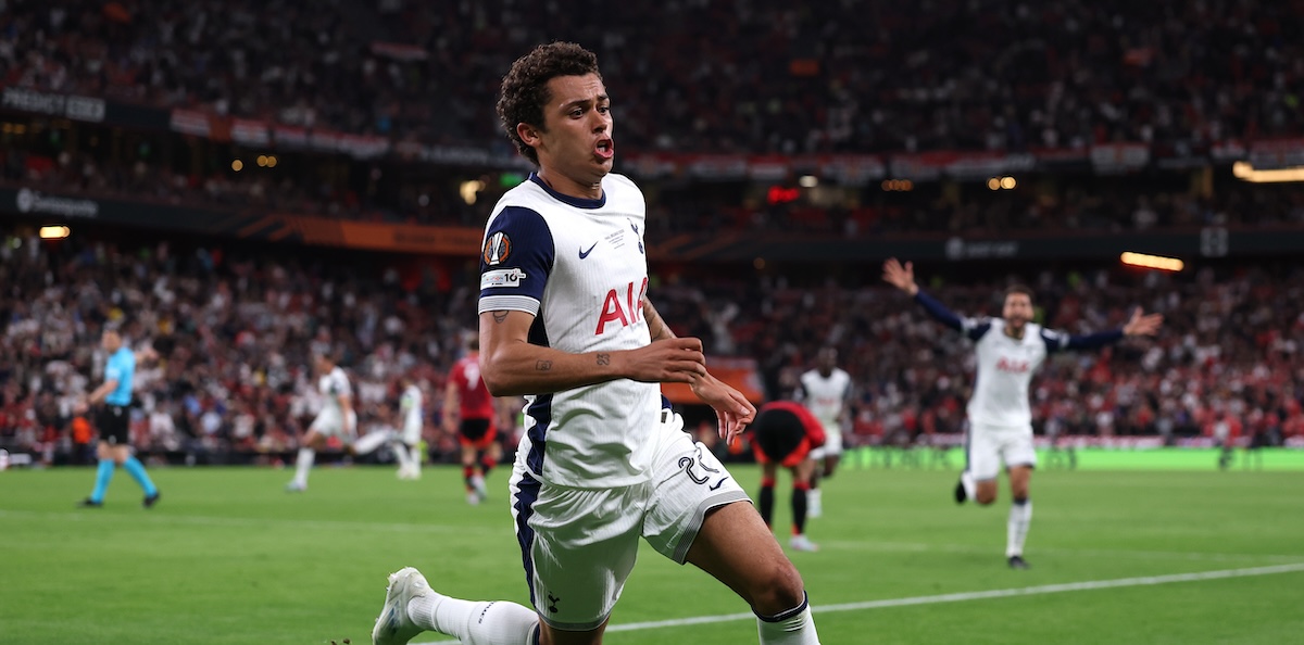 L'attaccante inglese del Tottenham Brennan Johnson festeggia dopo aver segnato, 21 maggio 2025 (Michael Steele/Getty Images)