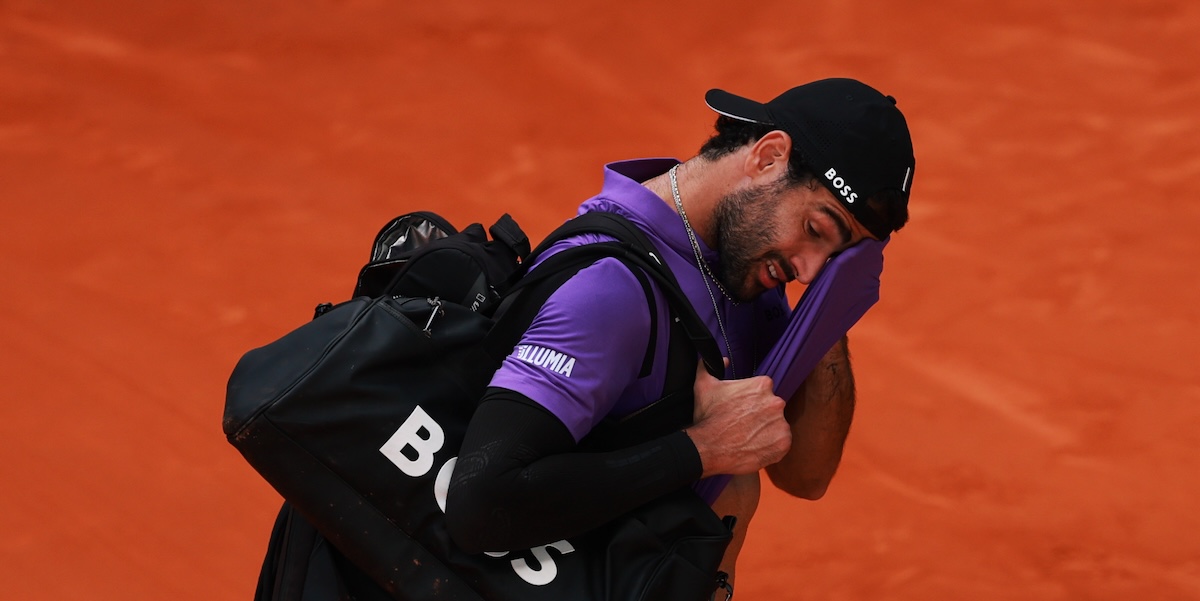 Il tennista italiano Matteo Berrettini dopo essersi ritirato dal Masters di Madrid, 29 aprile 2025 (Clive Brunskill/Getty Images)