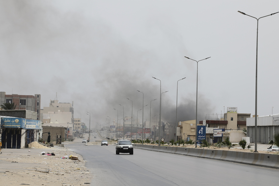 Un incendio a Tripoli dopo gli scontri tra milizie della settimana scorsa, 14 maggio 2025 