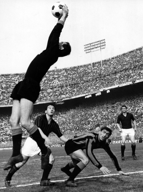 Il portiere dell'Inter Giuliano Sarti durante una partita contro il Milan, 3 aprile 1966 (LaPresse Torino/Archivio Storico)