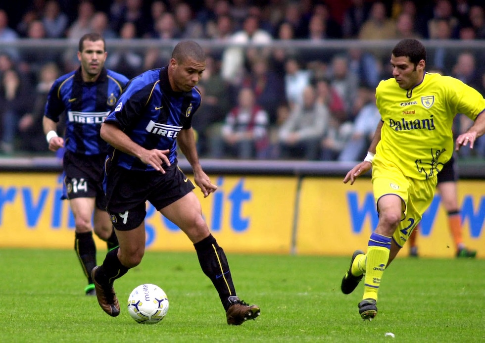 L'attaccante brasiliano dell'Inter Ronaldo durante una partita della Serie A 2001-2002, 21 aprile 2002 (Grazia Neri/Getty Images)