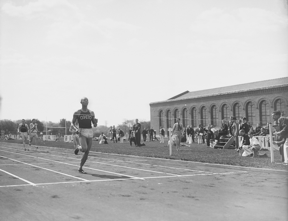 Jesse Owens all'arrivo della gara dei 220 yard 